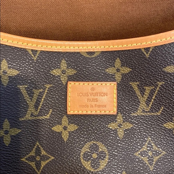 ❌SOLD❌Authentic Louis Vuitton Samur 35 - Picture 7 of 9